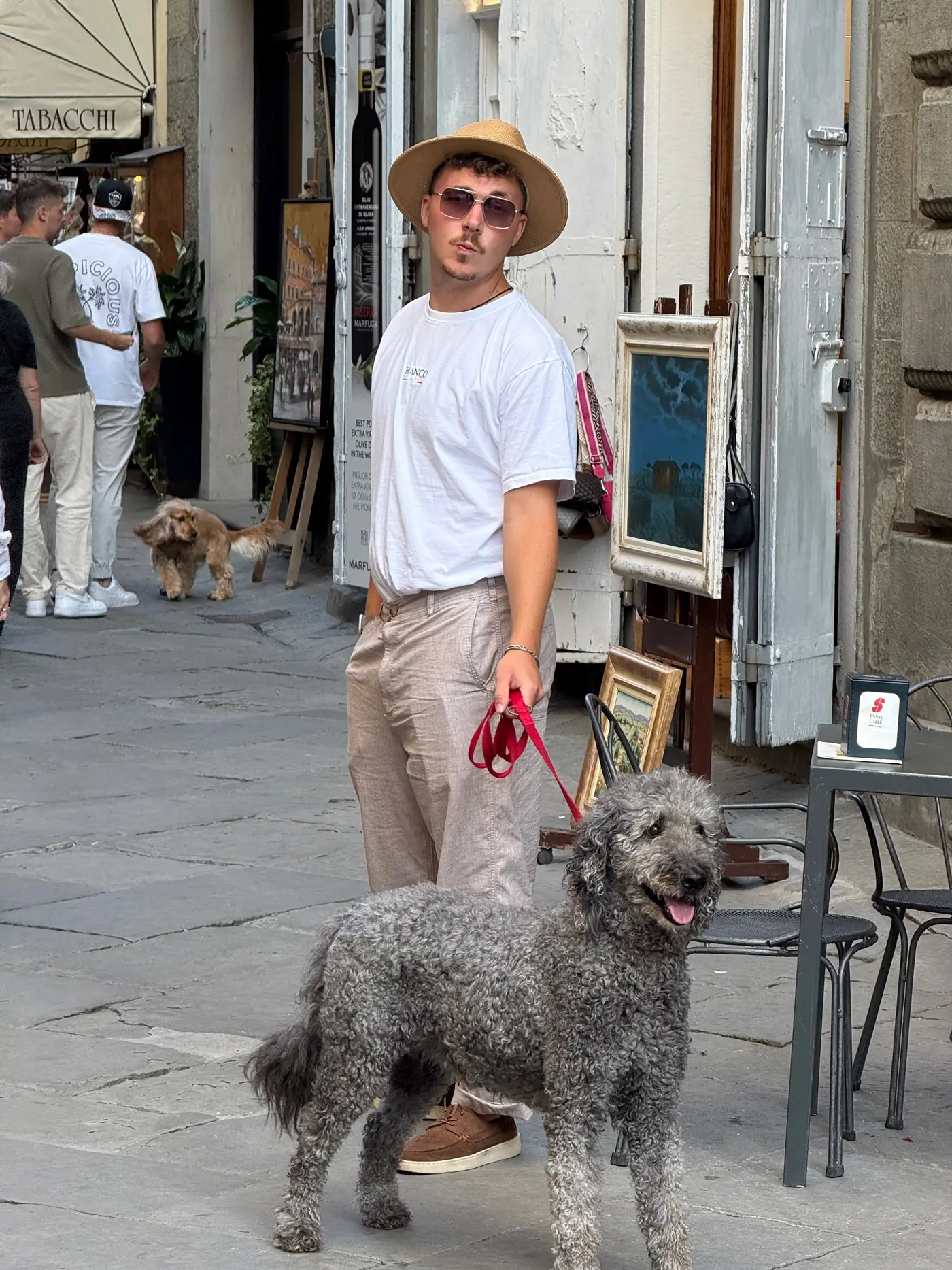 Henry in einer Gasse in Cortona, Toskana — Donnerstag, 21. August 2025